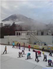 Fuji-san puts in an appearance., uploaded by Mick Rich  [Snow Park Yeti, Susono City, Shizuoka]